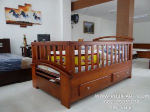 Tempat Tidur Bayi Berlaci
